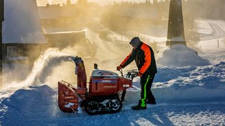 Sníh nadělil Rohlíku i kurýrům nový byznys. Wolt to využil ke zdražení Sníh nadělil Rohlíku i kurýrům nový byznys. Wolt to využil ke zdražení