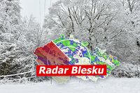 Česko zasypal sníh! V Praze se zasekly autobusy, na Náchodsku havaroval sypač. Sledujte radar Blesku