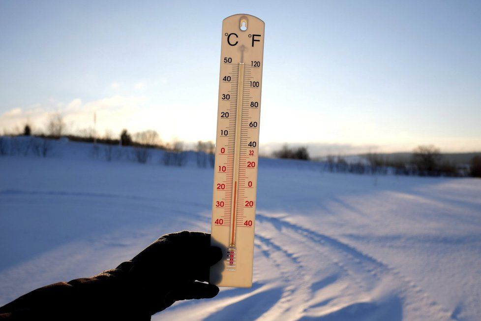 Vydatné sněžení zkomplikovalo dopravu v řadě zemí Evropy, celkem 12 lidí v důsledku mrazivého počasí za posledních 24 hodin zemřelo.