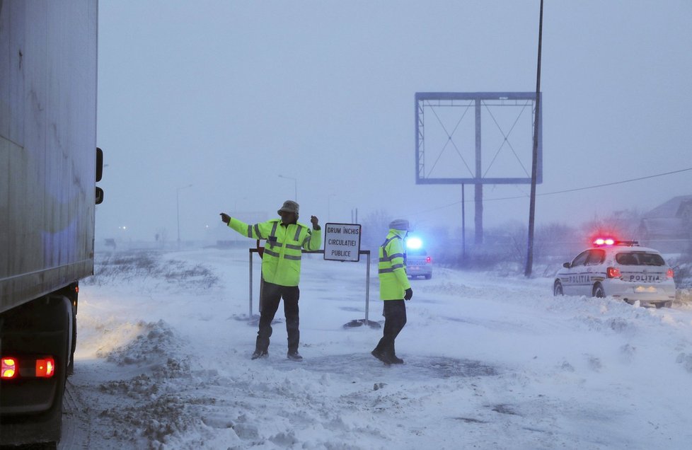 Vydatné sněžení zkomplikovalo dopravu v řadě zemí Evropy, celkem 12 lidí v důsledku mrazivého počasí za posledních 24 hodin zemřelo.