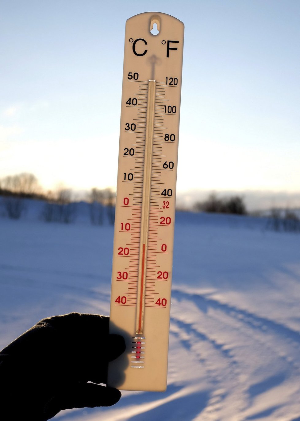 Vydatné sněžení zkomplikovalo dopravu v řadě zemí Evropy, celkem 12 lidí v důsledku mrazivého počasí za posledních 24 hodin zemřelo.