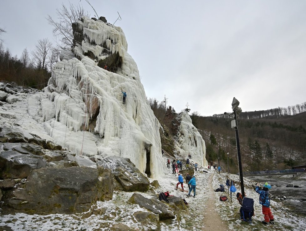 Dva umělé ledopády, na dvou více než 40 metrů vysokých skalách nad řekou Svratkou, byly poprvé v letošní zimní sezóně otevřeny veřejnosti, 13. ledna 2024 Vír, Žďársko.