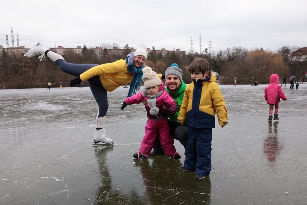Rodina využila mrazivého počasí a vyrazila na zamrzlý Hamerský rybník v pražských Záběhlicích. Agneszka (35), Martin (36), Gerda (2), Oliver (4)