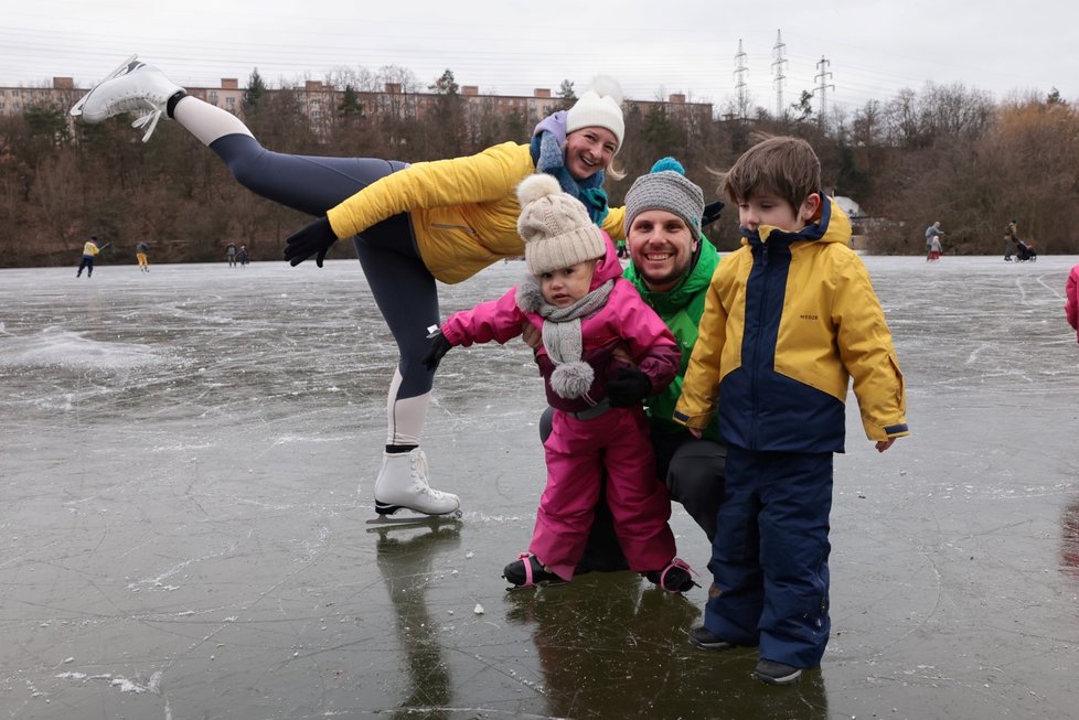 Rodina využila mrazivého počasí a vyrazila na zamrzlý Hamerský rybník v pražských Záběhlicích. Agneszka (35), Martin (36), Gerda (2), Oliver (4)