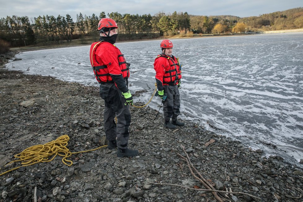 Strážníci poříční jednotky měřili 16. ledna 2024 tloušťku ledu v přístavišti na Brněnské přehradě.