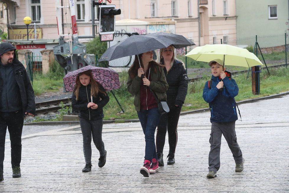 O víkendu se ochladí a bude pršet