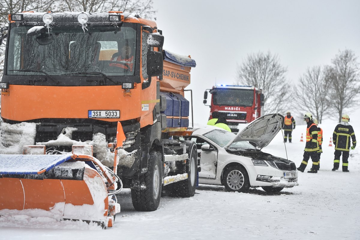 Silnice z Lipna na Volary byla u Pěkné neprůjezdná kvůli srážce osobního automobilu se sypačem.