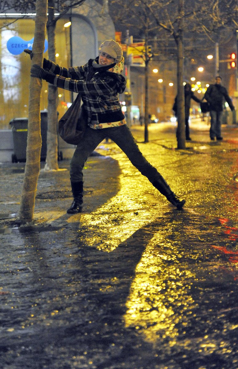 Nehody a úrazy: Tohle všechno může způsobit ledovka.