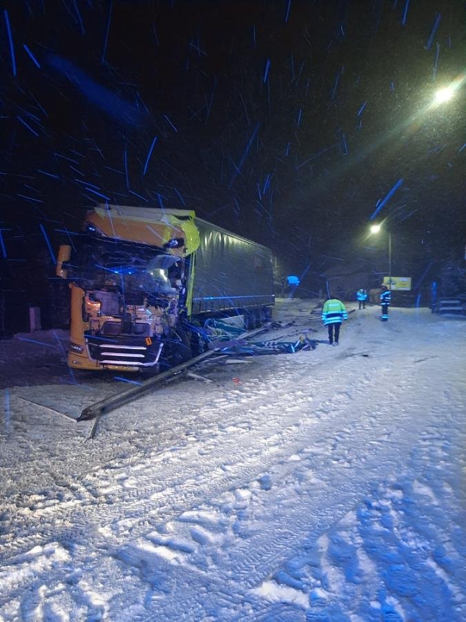 Srážka dvou kamionů na silnici I/38 ve Stonařově na Jihlavsku, 31. ledna 2023.