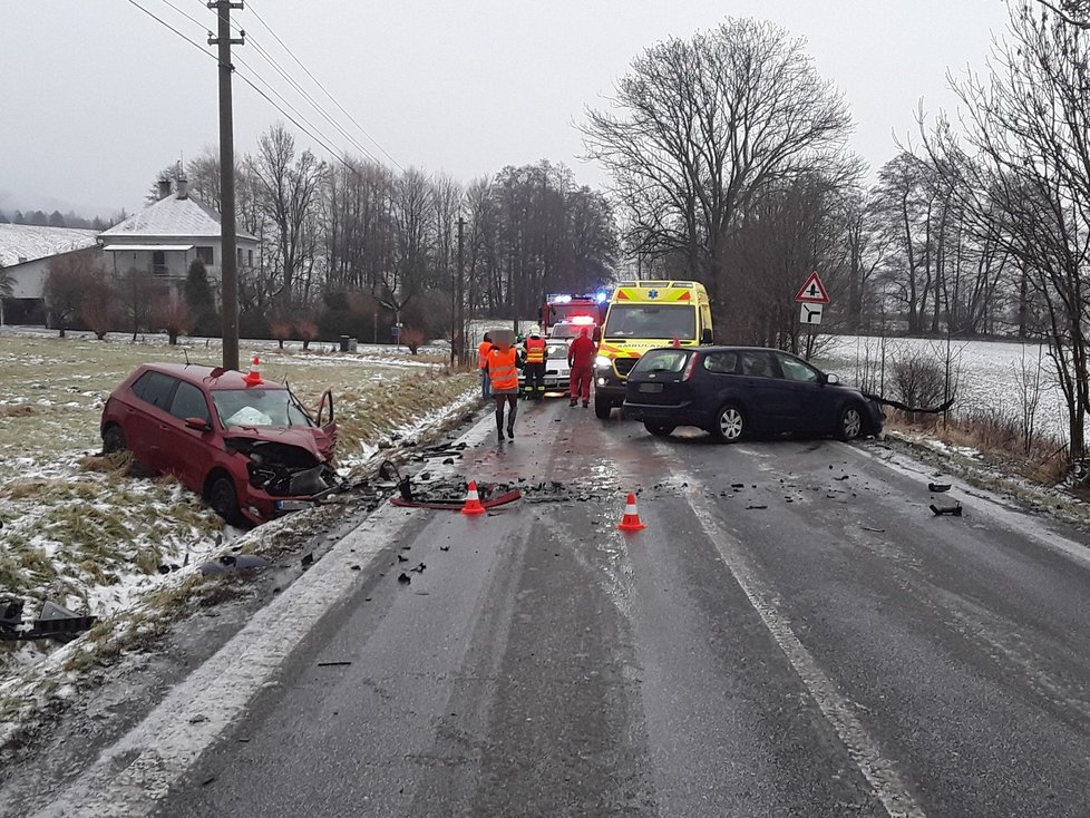 Počasí potrápilo řidiče v Libereckém kraji. (24.12.2021)