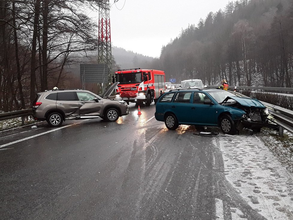 Počasí potrápilo řidiče v Libereckém kraji. (24.12.2021)