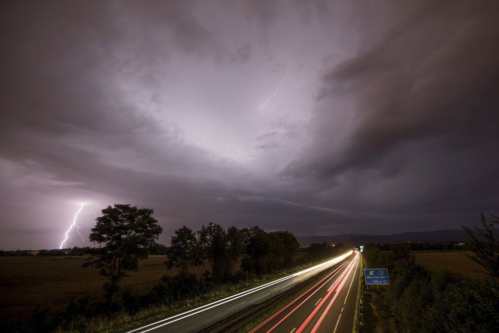 V úterý odpoledne dorazily do Česka bouřky