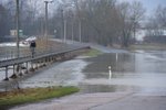 Voda z rozlité řeky Moravy zatopila silnici mezi Bohuslavicemi a Lukavicemi na Šumpersku (5.2.2021)