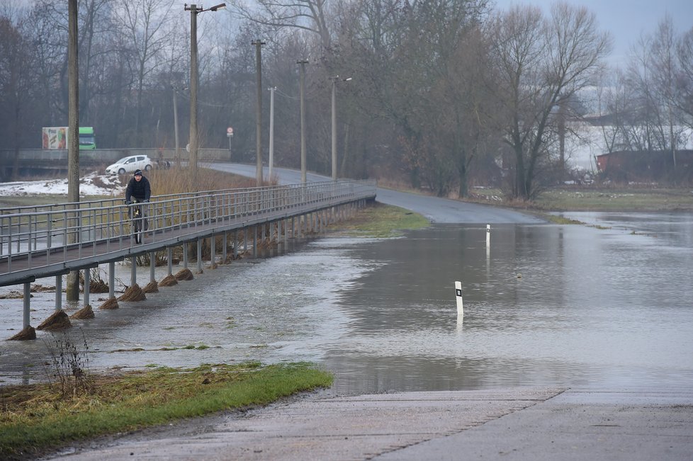 Voda z rozlité řeky Moravy zatopila silnici mezi Bohuslavicemi a Lukavicemi na Šumpersku (5.2.2021)