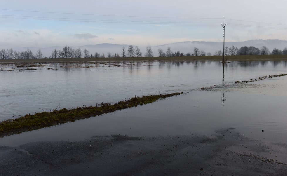 Voda z rozlité řeky Moravy zatopila silnici mezi Bohuslavicemi a Lukavicemi na Šumpersku (5.2.2021)