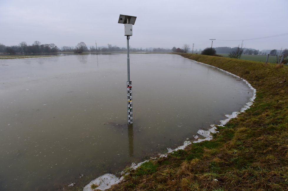 Voda z rozlité řeky Moravy zatopila silnici mezi Bohuslavicemi a Lukavicemi na Šumpersku (5.2.2021)