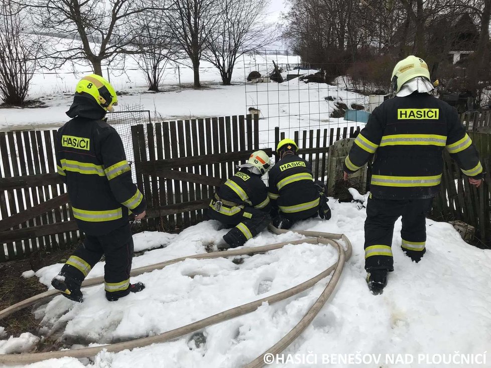 Hasiči odčerpávali vodu ze sklepa rodinného domu v Benešově nad Ploučnicí (5.2.2021)