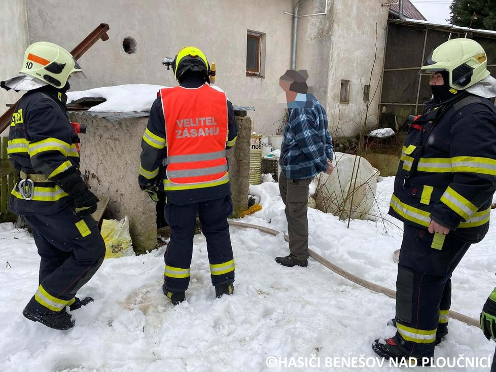 Hasiči odčerpávali vodu ze sklepa rodinného domu v Benešově nad Ploučnicí (5.2.2021)