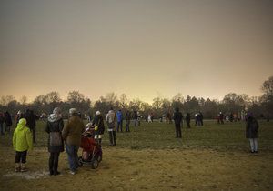 Lidé odešli z novoročního ohňostroje zklamaní. Podívanou jim zkazilo počasí a hustá mlha.