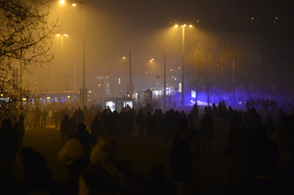 Lidé odešli z novoročního ohňostroje zklamaní. Podívanou jim zkazilo počasí a hustá mlha.