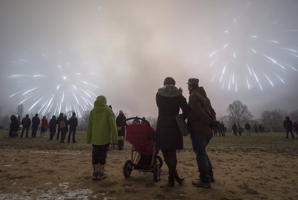 Lidé odešli z novoročního ohňostroje zklamaní. Podívanou jim zkazilo počasí a hustá mlha.