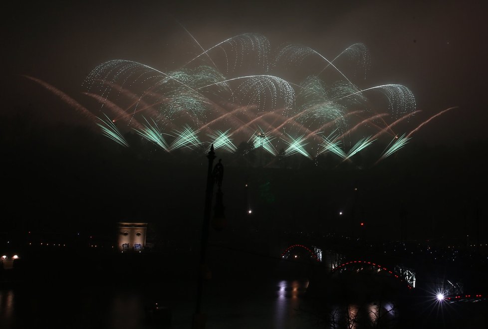 Lidé odešli z novoročního ohňostroje zklamaní. Podívanou jim zkazilo počasí a hustá mlha.