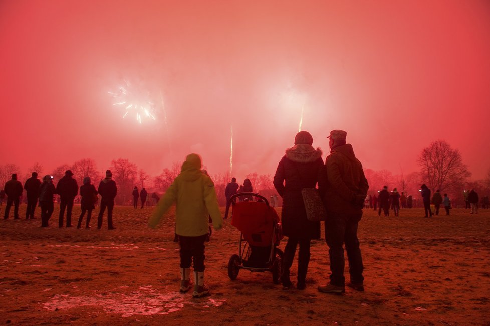 Lidé odešli z novoročního ohňostroje zklamaní. Podívanou jim zkazilo počasí a hustá mlha.