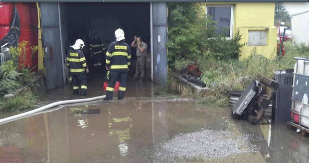 Na Olomoucku natekla voda po vydatných deštích i do místních garáží. 