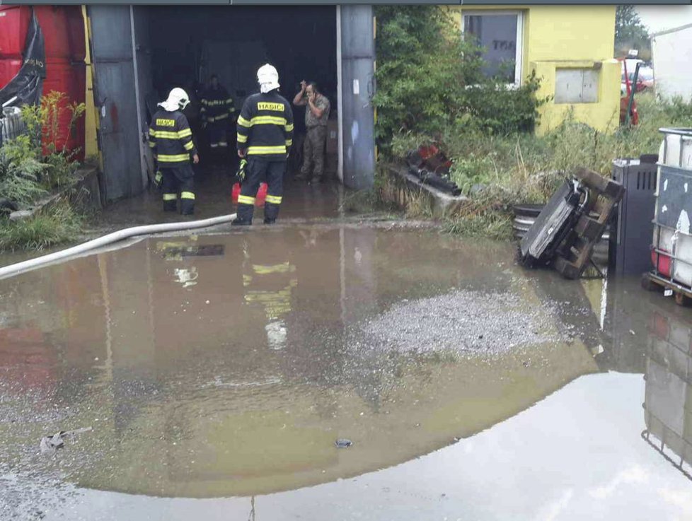 Na Olomoucku natekla voda po vydatných deštích i do místních garáží.