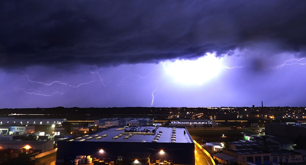Série silných bouřek se přehnala 7. června večer nad Olomoucí.