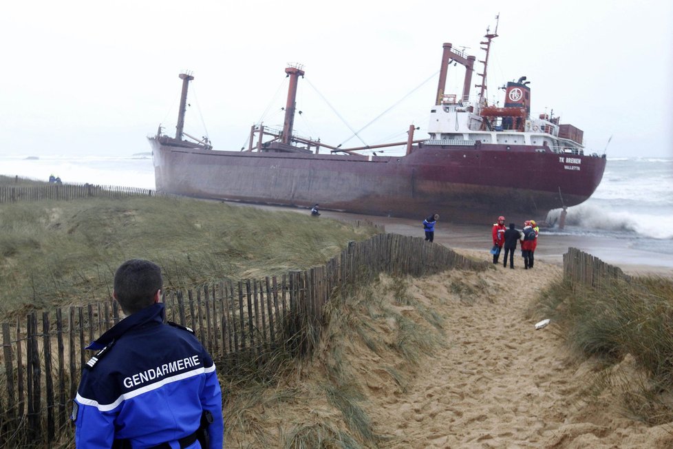 V Bretani vyvrhlo rozbouřené moře na břech loď. Záchranáři se ji snaží vyprosti, vytéká z ní nafta
