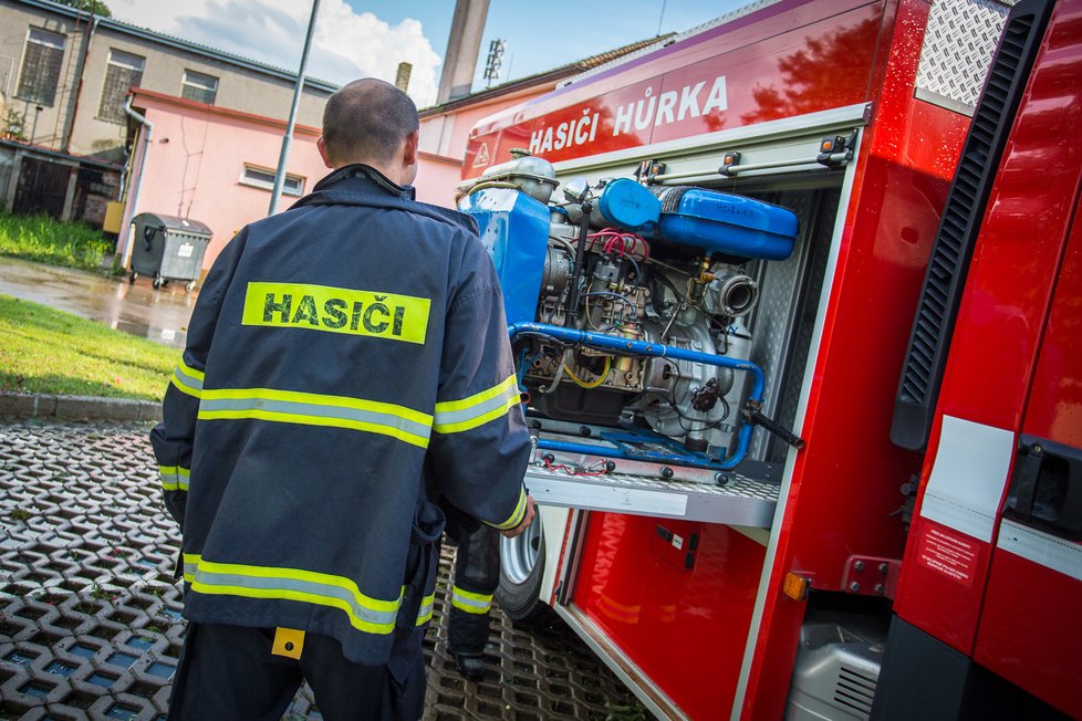 Hasiči zasahovali v Jeseníku nad Odrou, kde přívalový déšť zatopil kromě sklepů také centrum obce. Před záplavou ochránili trafostanici i kulturní dům (26. 6. 2020).