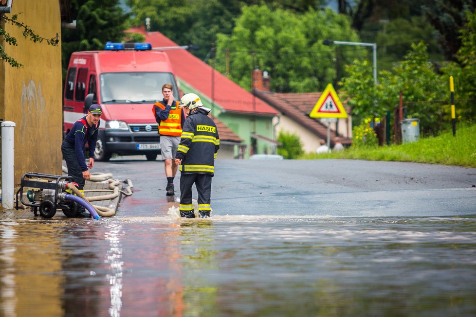 Hasiči zasahovali po vydatných deštích ve Studénce, kde se vylil z břehů Butovický potok a znemožnil tak provoz na několika ulicích ve městě. (26. 6. 2020)