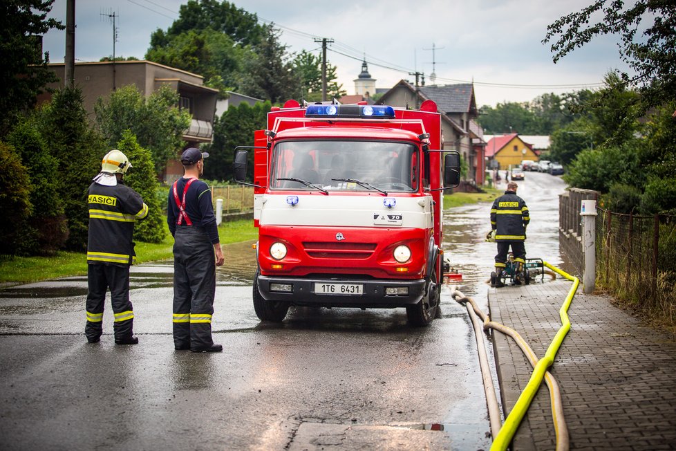 Hasiči zasahovali po vydatných deštích ve Studénce, kde se vylil z břehů Butovický potok a znemožnil tak provoz na několika ulicích ve městě. (26. 6. 2020)