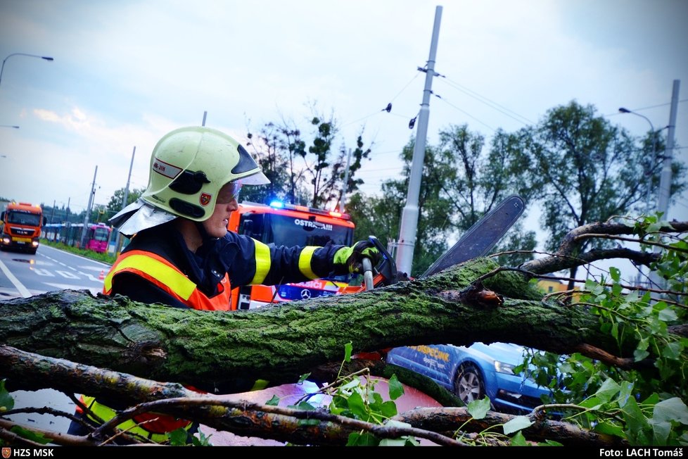 V Ostravě hasiči museli odčerpávat vodu z několika garáží, uvolňovat kanálové vpusti či odstranit popadané stromy (26. 6. 2020).