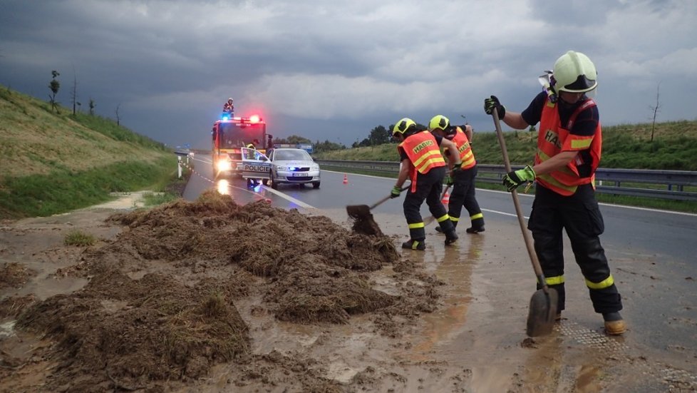 Na „prodloužené Rudné”  v Ostravě se kvůli silnému dešti sesul svah na komunikaci. (26. 6. 2020)