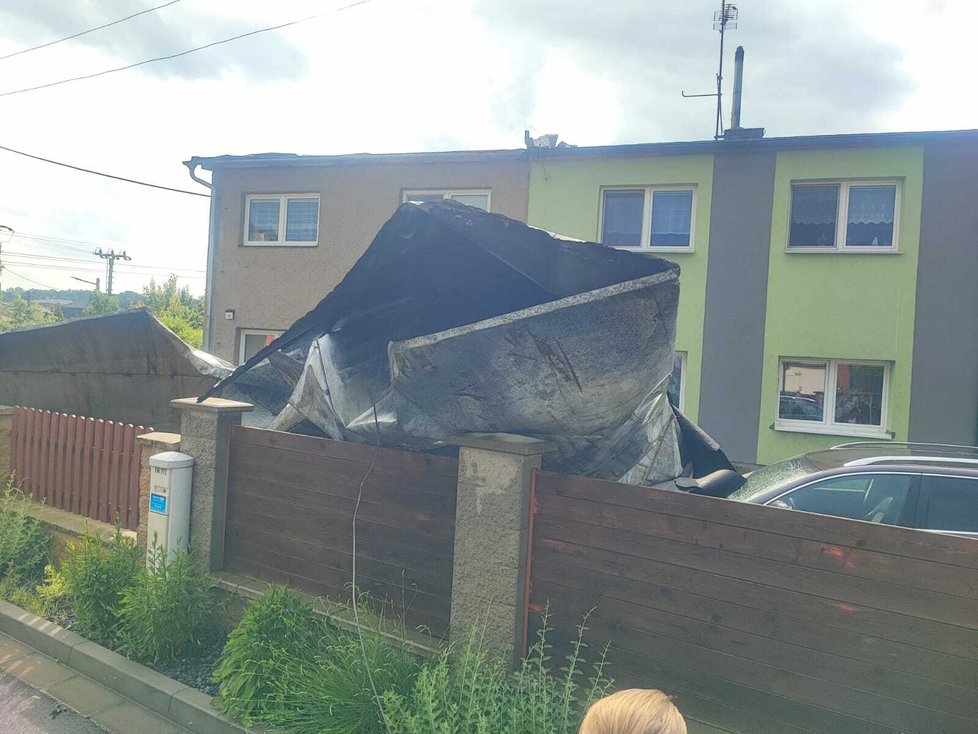 Bouře v Oticích na Opavsku poničila několik střech.