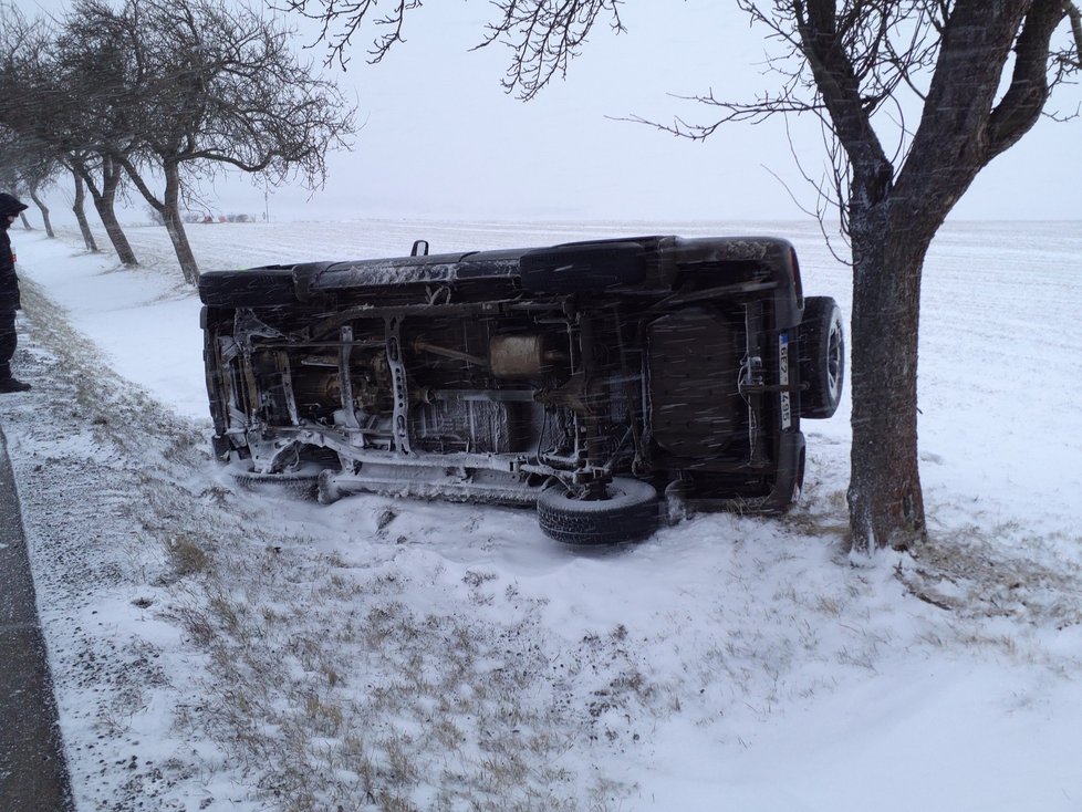 Na silnici mezi Březovou nad Svitavou a Brněncem se převrátil autobus (11.3.2023)