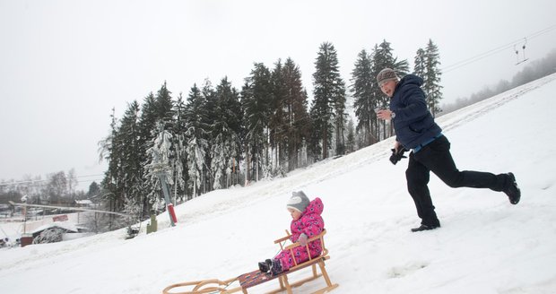 Horská lyžařská střediska v Pardubickém kraji zahajují v sobotu 23. prosince hlavní část sezony.
