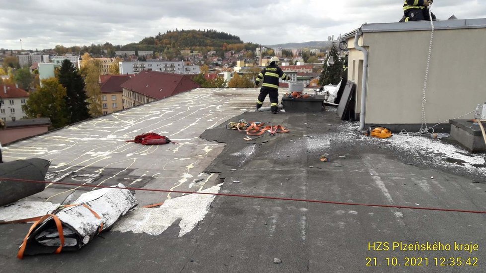 V Klatovech poničil vichr střechu panelového domu.