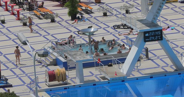 Lidé v bazénu v pražském Podolí i jeho okolí (13. 6. 2020)