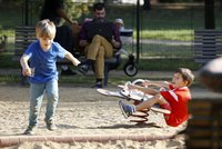 Ráno přinese přízemní mráz a mlhy. Meteorologové varují řidiče před zhoršenou viditelností