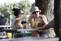 Varování pro řidiče a zahrádkáře: Noc srazí teploty k nule, den přesto nabídne až 24 °C