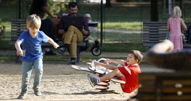 Středa přinese do Česka teplotní kontrast. Po chladném ránu s mlhami a mrazíky vyšplhají odpolední teploty až k 23 °C. ČHMÚ srážky nečeká. Užijte si poslední den babího léta. Ilustrační foto. Středa přinese do Česka teplotní kontrast. Po chladném ránu s mlhami a mrazíky vyšplhají odpolední teploty až k 23 °C. ČHMÚ srážky nečeká. Užijte si poslední den babího léta. Ilustrační foto.