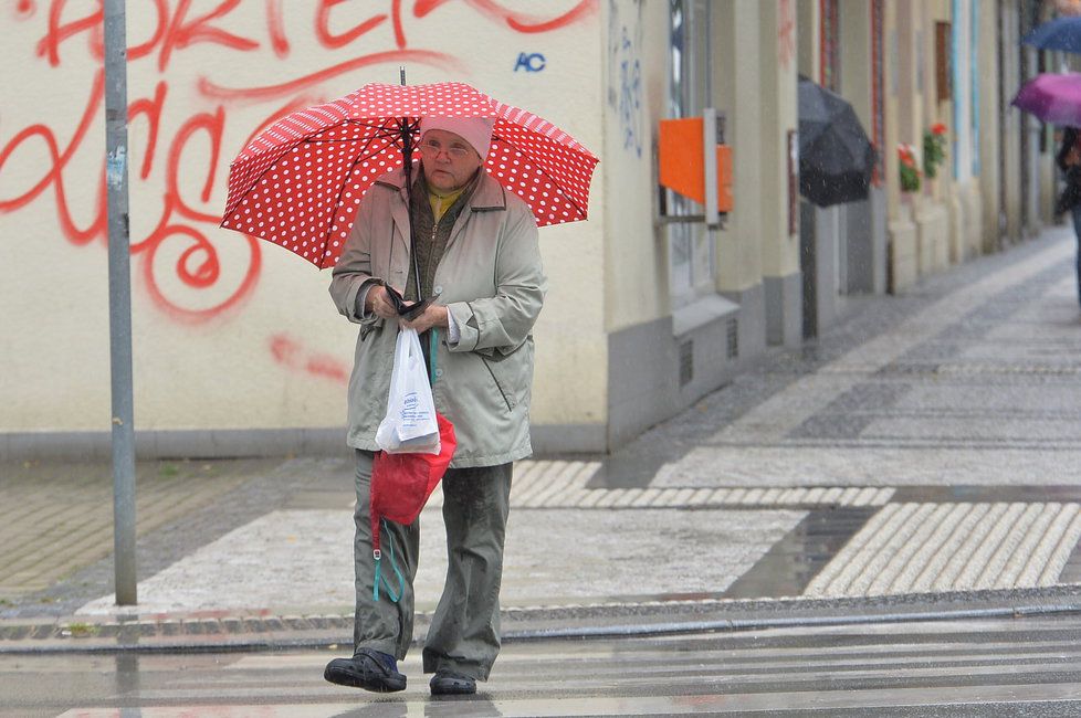 Počasí o víkendu nebude vlídné. Ve vyšších polohách bude sněžit a všude jinde mrholit nebo pršet.