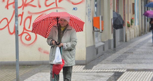 Počasí o víkendu přinese zataženo, déšť a sníh.