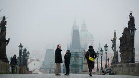 Slunný podzim utne studená fronta. V Praze se hodí mít po ruce deštník nebo pláštěnku