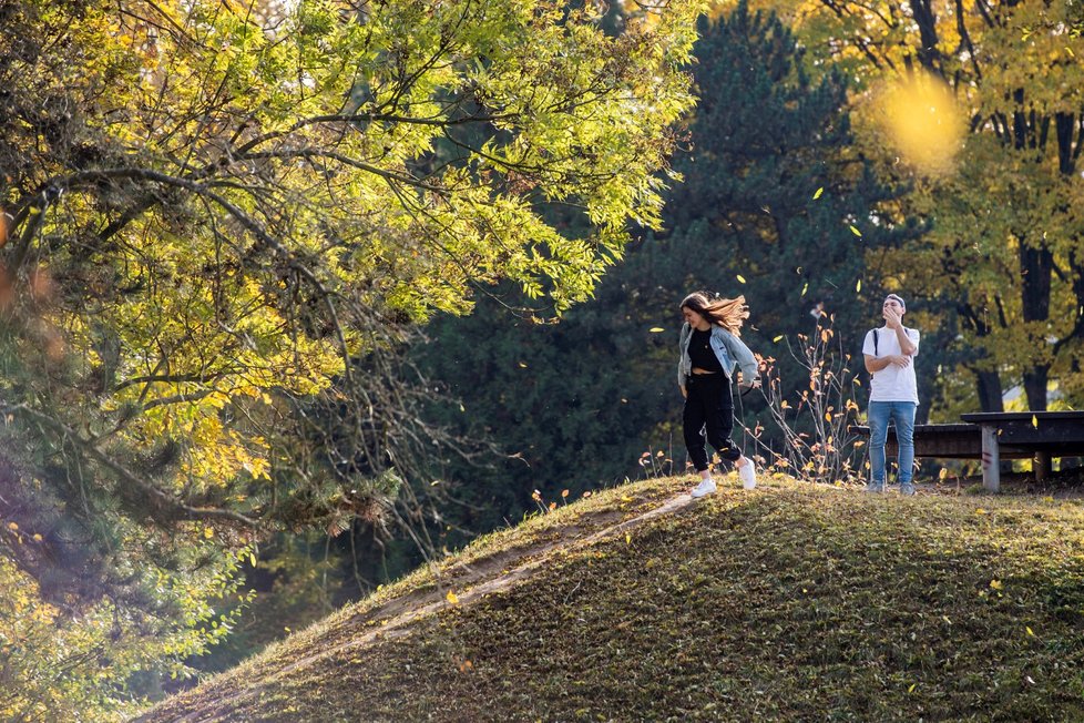 Lidé si v Česku užívali teplého podzimního počasí (20.10.2021)