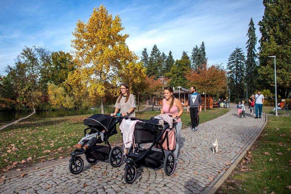 Lidé si v Česku užívali teplého podzimního počasí (20.10.2021)