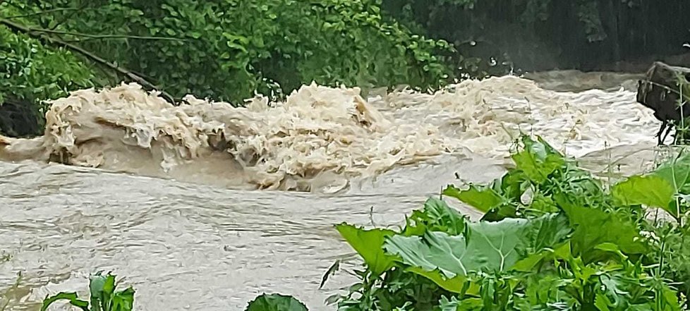 Velička ve třetím povodňovém stupni v Javorníku nad Veličkou